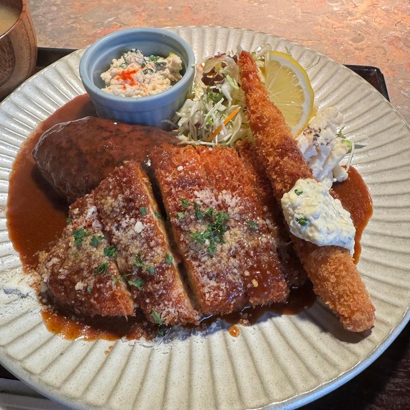 特製ハンバーグと国産トンカツの定食にエビフライトッピング(サフラン サフラン)