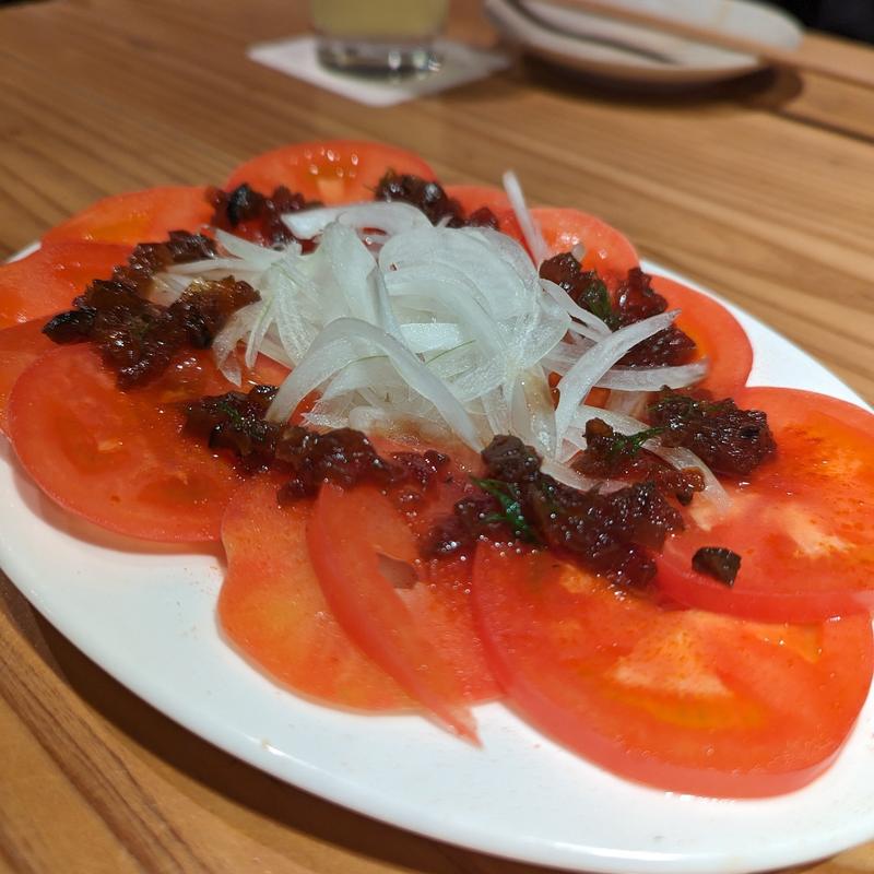 自家製焼き玉葱ドレッシングのトマトサラダ(炭火焼鳥 塚田農場 大宮東口店)