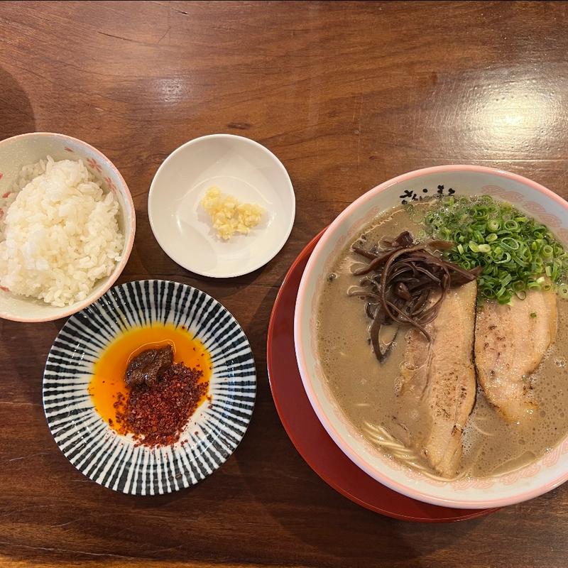 豚骨ラーメン＋ライス(小)刻みニンニク、辛み追加(麺屋 桜息吹 西宮本店)