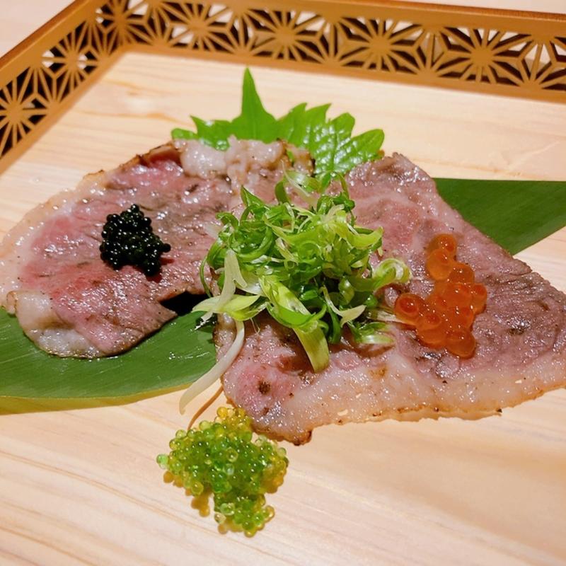 コウネの炙り刺し（弥山コース）(大衆牛肉割烹 初代醸造)