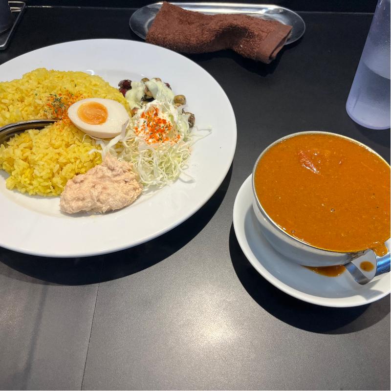 赤い鶏カレー(味玉、ポテサラ、マメサラダ)、ガリ豚（追加）、山盛り(カレーは飲み物。 西武新宿店)