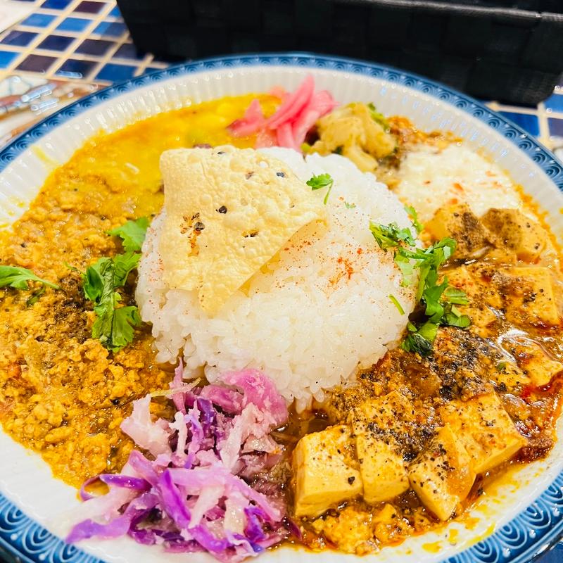 スパンキー麻婆カレー　チキンキーマ合いがけ(カレー屋カリクロ)