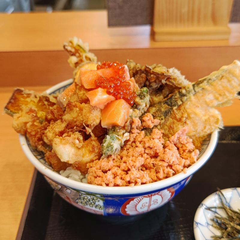 サーモンづくしの秋天丼(天丼はま田 横浜丸山台店)