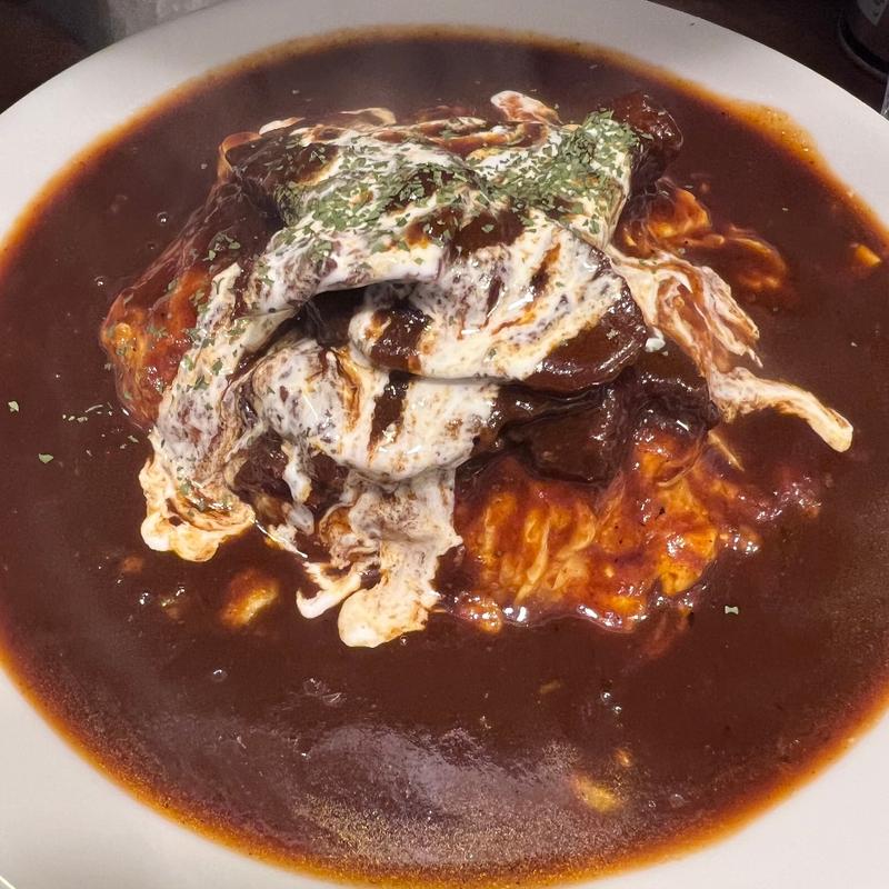 牛タンの煮込みのせオムハヤシ(美味卵家)