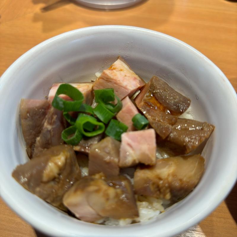 レア切落としチャーシュー丼(中華そば 虎桜)