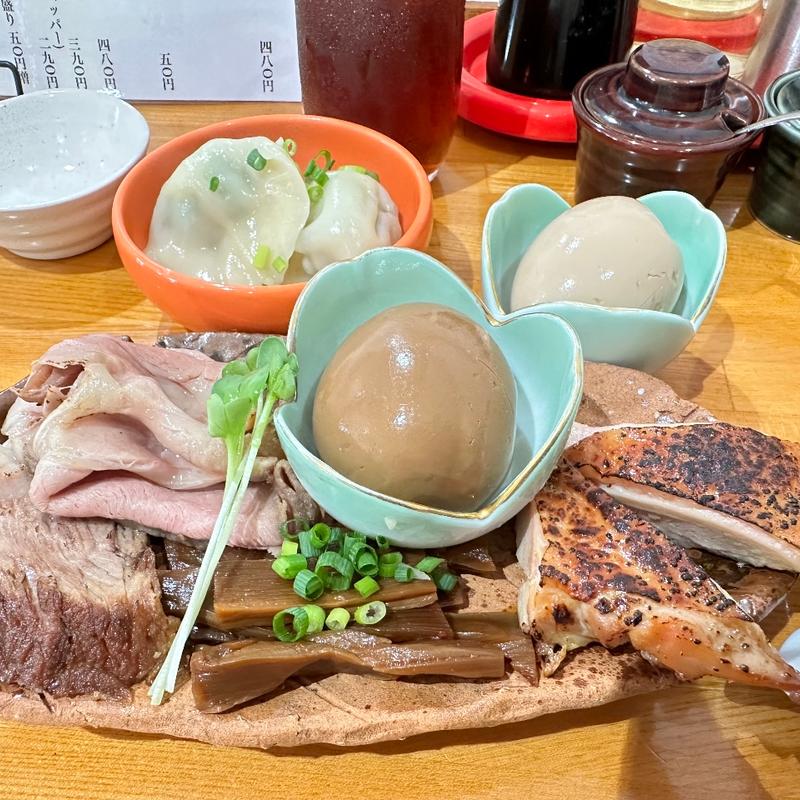 愛情盛り+豚ニラ餃子2個(麺寿 とものや)