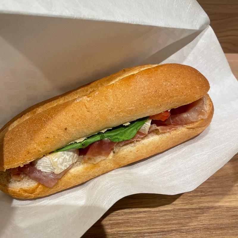 全粒粉入りパン　スペイン産生ハム&カマンベールチーズ(エクセルシオールカフェ 三宮生田筋店 （EXCELSIOR CAFFE）)