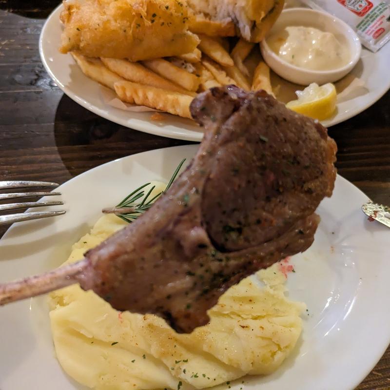 ラムチョップ(British pub MORRIS' LAMB CHOP)