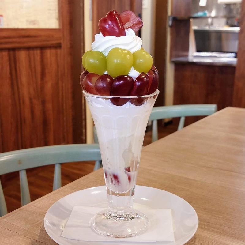 極上3種のマスカットとハーゲンダッツのパフェ(ランズ珈琲 府内町店)
