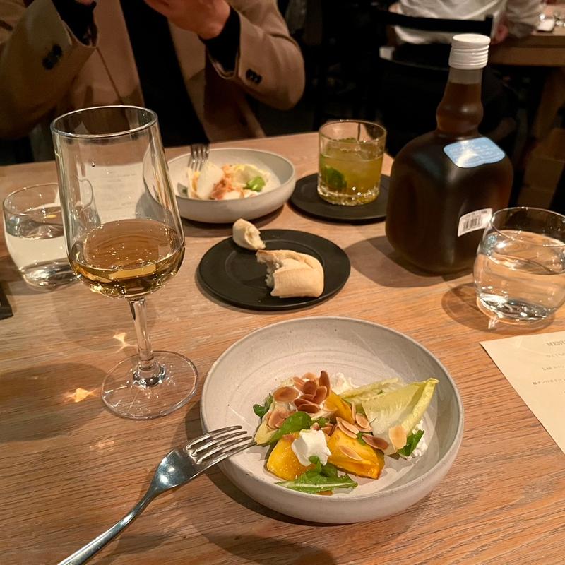 柿とアンディーブのサラダ　レモンピールの香り　福岡県産クリームチーズとアーモンドスライス添え(ラス)