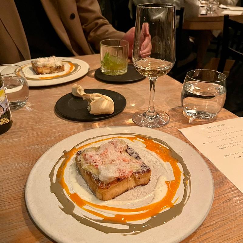 北海道産ズワイガニのフレンチトースト　カニ味噌と卵黄、グラナ・パダーノのソース(ラス)