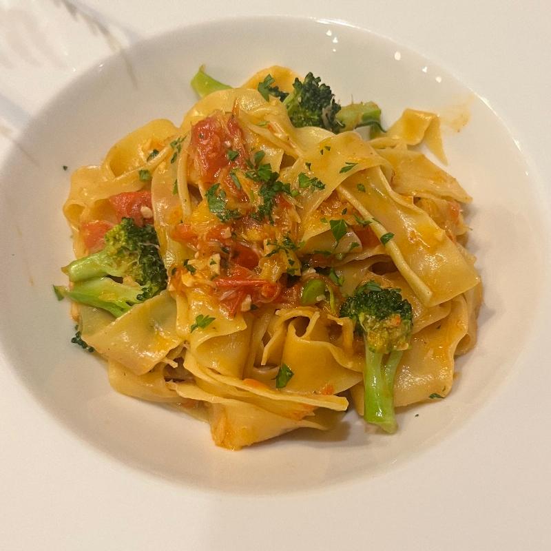 ズワイガニとフレッシュトマトのペペロンチーノ(オステリアベーネ （Osteria Bene）)