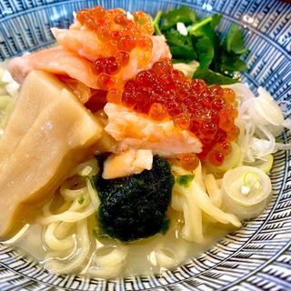 サーモンとイクラと生のりと山葵の和えそば(拉麺イチバノナカ)