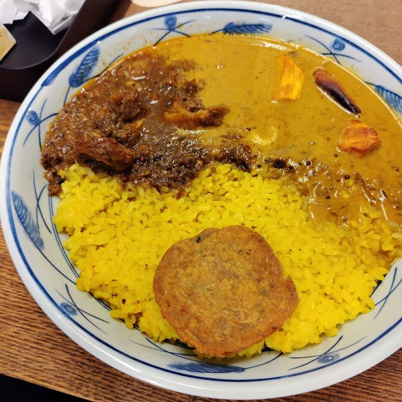 二種盛(マトン、するめいかと安納芋のゆずココナッツ(週替わり))(カレー処　琥珀荘)