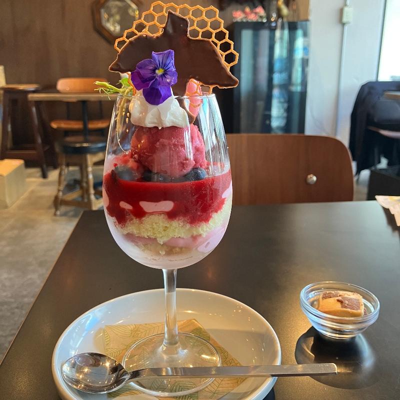 ワイングラスパフェ(BISTRO HOWDY 国際通り)