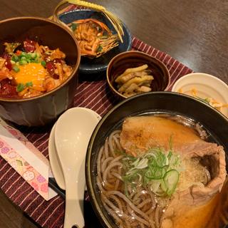 本鮪キムチ丼と真たち薫香焼き　肉そばセット(izakaya EN cafe)
