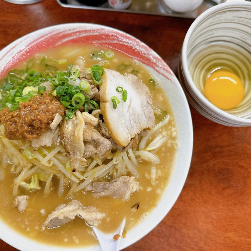 醤油らぁ麺、生卵(どさん子 亀有南口店)