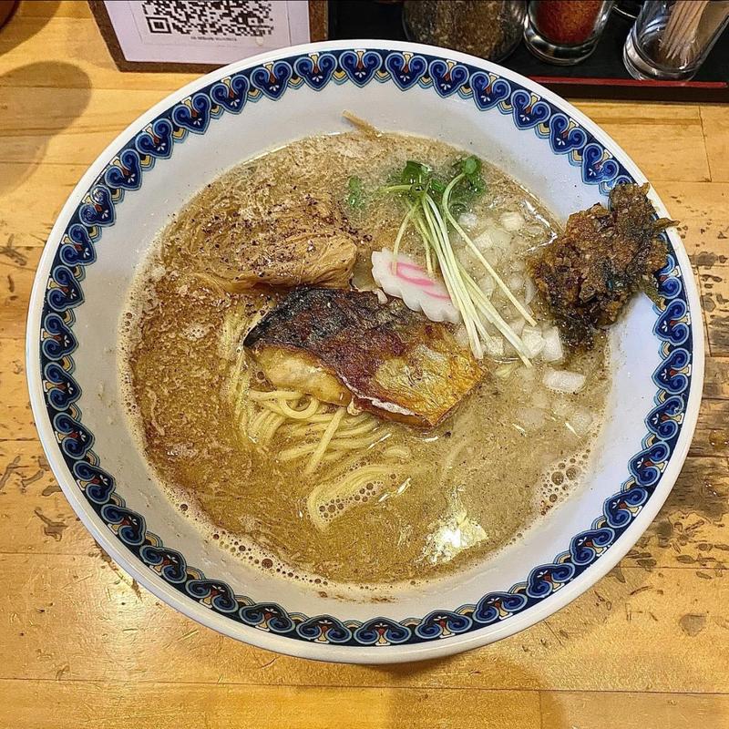 焼きさばと小豆島いりこ白湯(らーめんセンター トミオ)