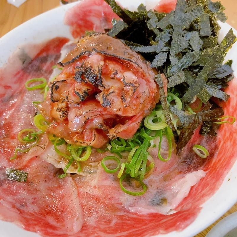 和牛ユッケハンバーグのせ和牛コウネローストビーフ丼(Koharu亭 （こはるてい）)