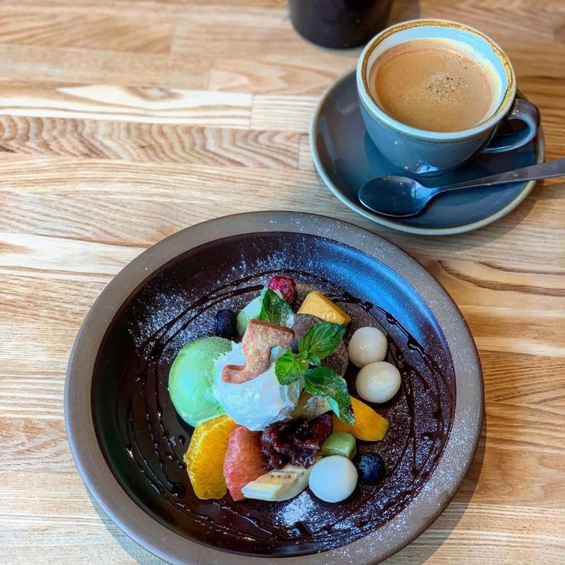 抹茶iceとほうじ茶iceフルーツいっぱいアラモード(5 waters cafe)