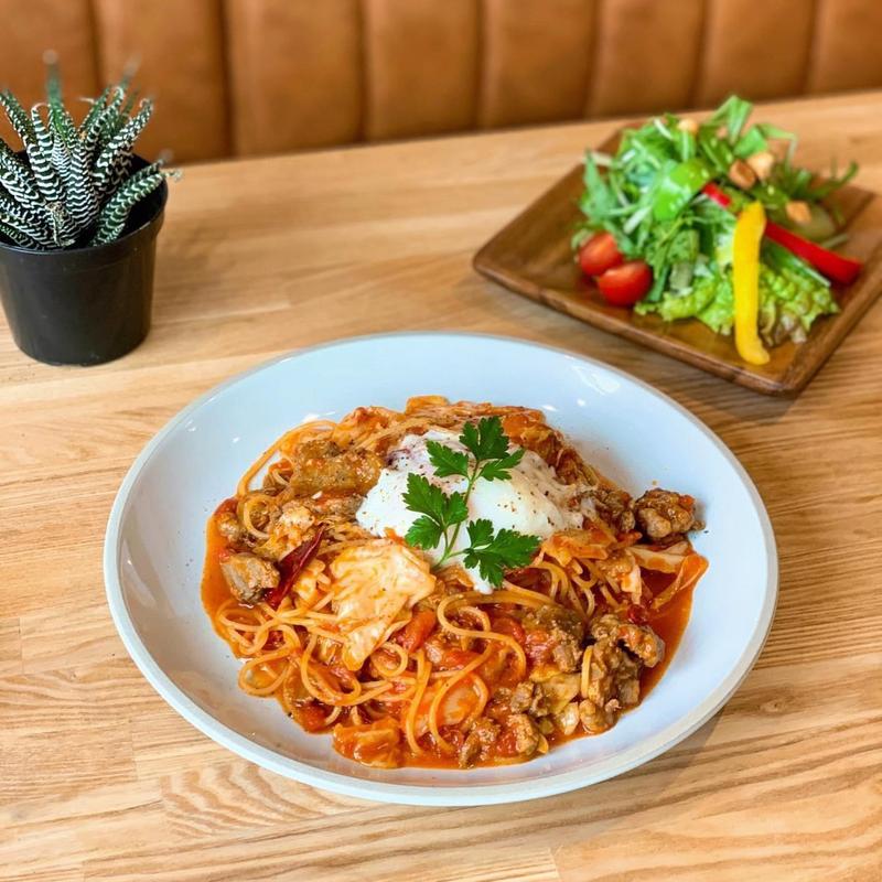 牛すじと春キャベツのげきからtomato(5 waters cafe)