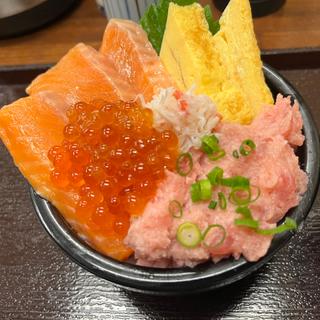 サーモン・ネギトロ・イカ・カニ丼(食事処 魚屋の台所 札幌市中央卸売場外市場店)