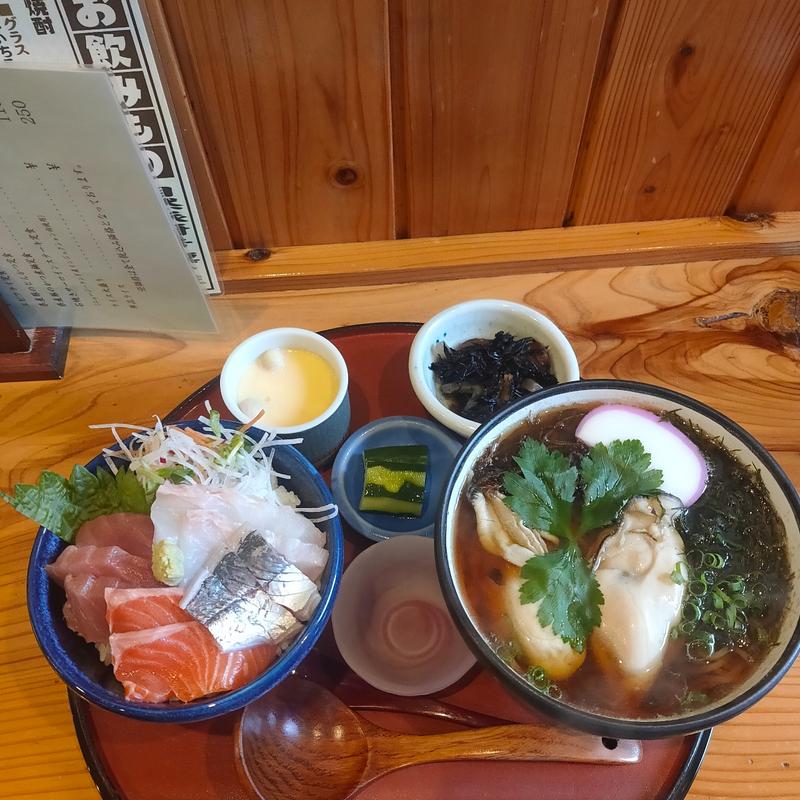 ミニ海せん丼とぷりっとかきそば(凛々家 )