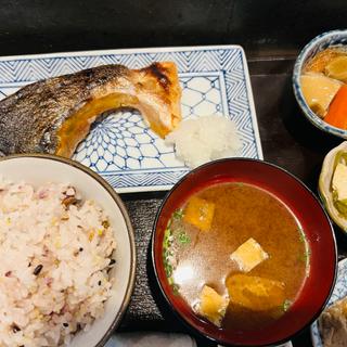 鮭塩焼き定食(串打ちジビエと鰻串 新宿寅箱)