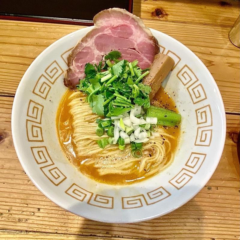 タイニ犀パクチーのせ＋テビチ&こってり牛すじ焼き飯(極麺 青二犀 （ゴクメン アオニサイ）)