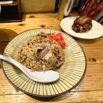 タイニ犀パクチーのせ＋テビチ&こってり牛すじ焼き飯(極麺 青二犀 （ゴクメン アオニサイ）)