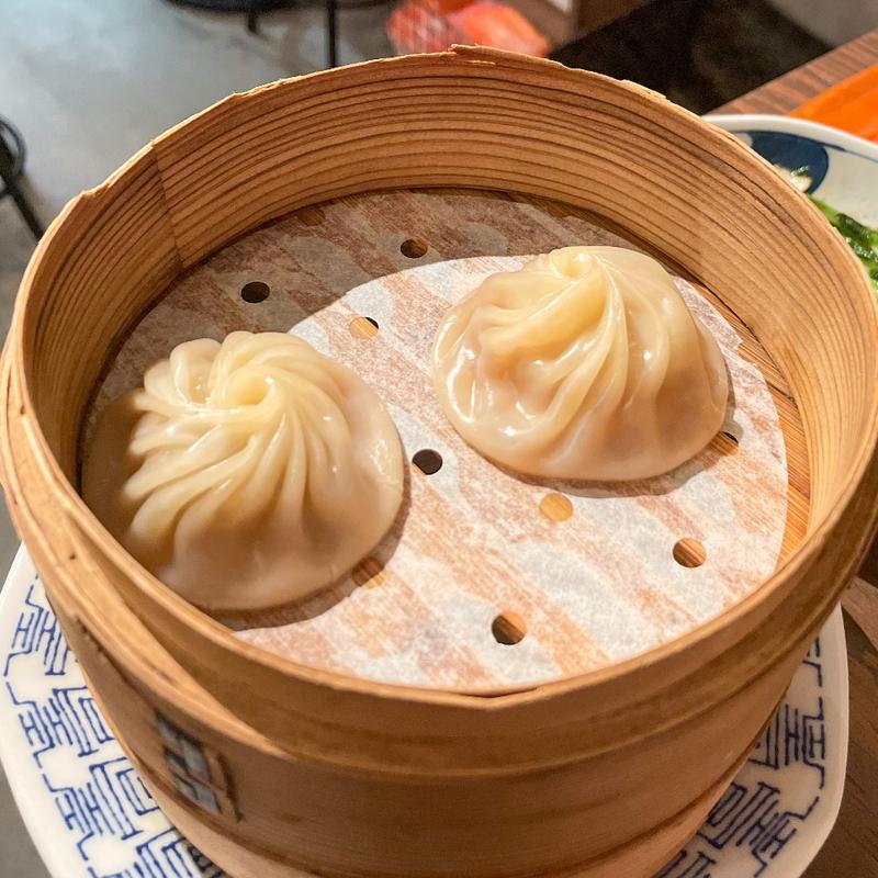 手包み台湾小籠包(台北餃子 次次（チィチィ）有楽町店)