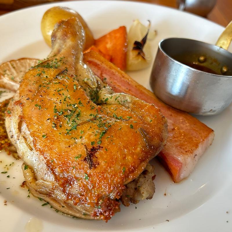 鶏もも肉のコンフィと燻製ベーコン(100本のスプーン東京都現代美術館店)