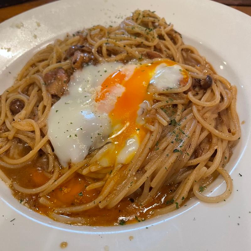 落とし玉子のインディアンカレーパスタ(TOMBOY CAFE 十条本店｜カジュアル イタリアン カフェ｜スパニッシュ バル｜歓送迎会)