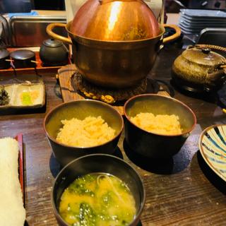 塩引き鮭とイクラの釜戸炊き銅鍋御飯(たこの壺 )
