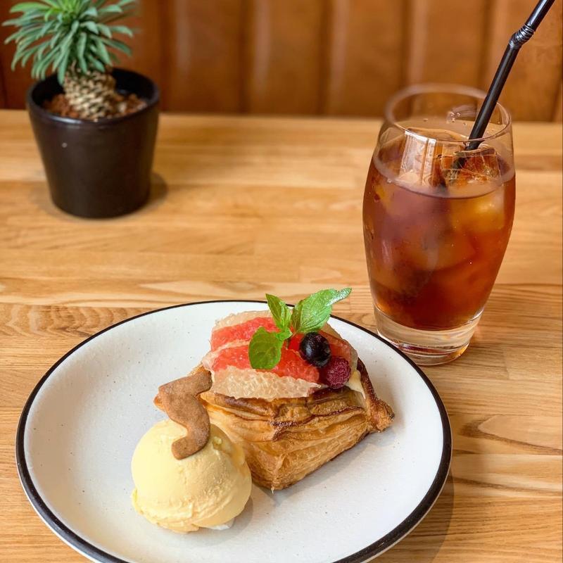 2色のグレープフルーツが乗ったPie(5 waters cafe)