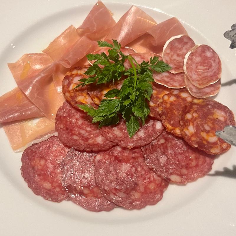 生ハムとサラミの盛り合わせ(ヴィーコロ)