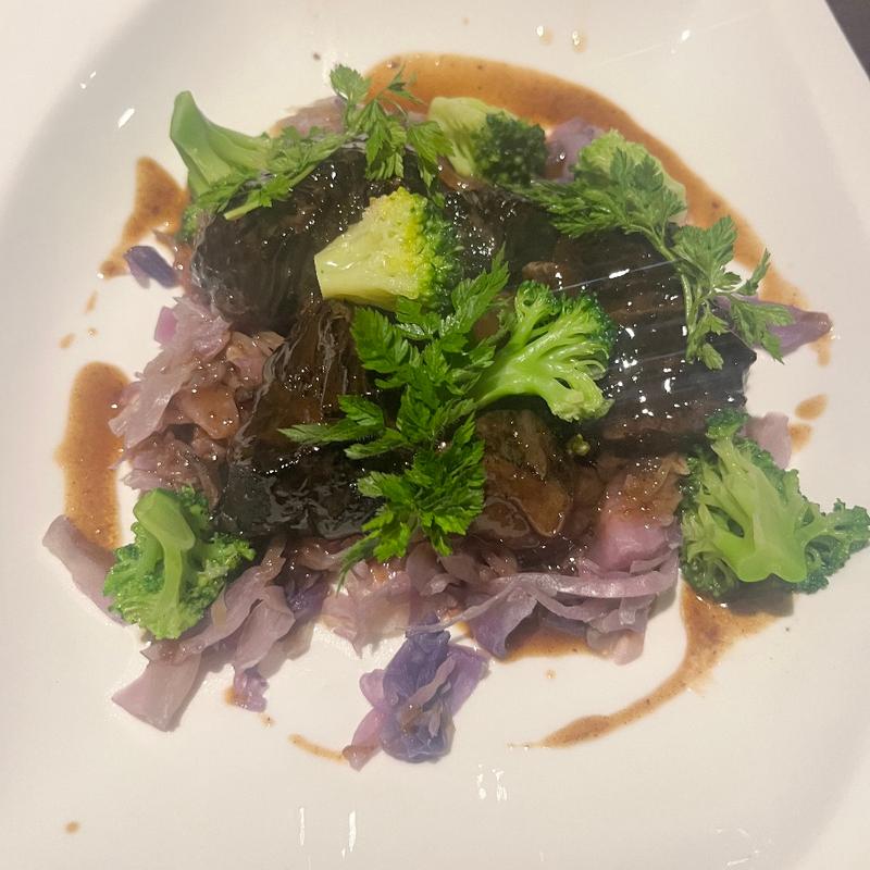 牛ホホ肉の赤ワイン煮(ヴィーコロ)