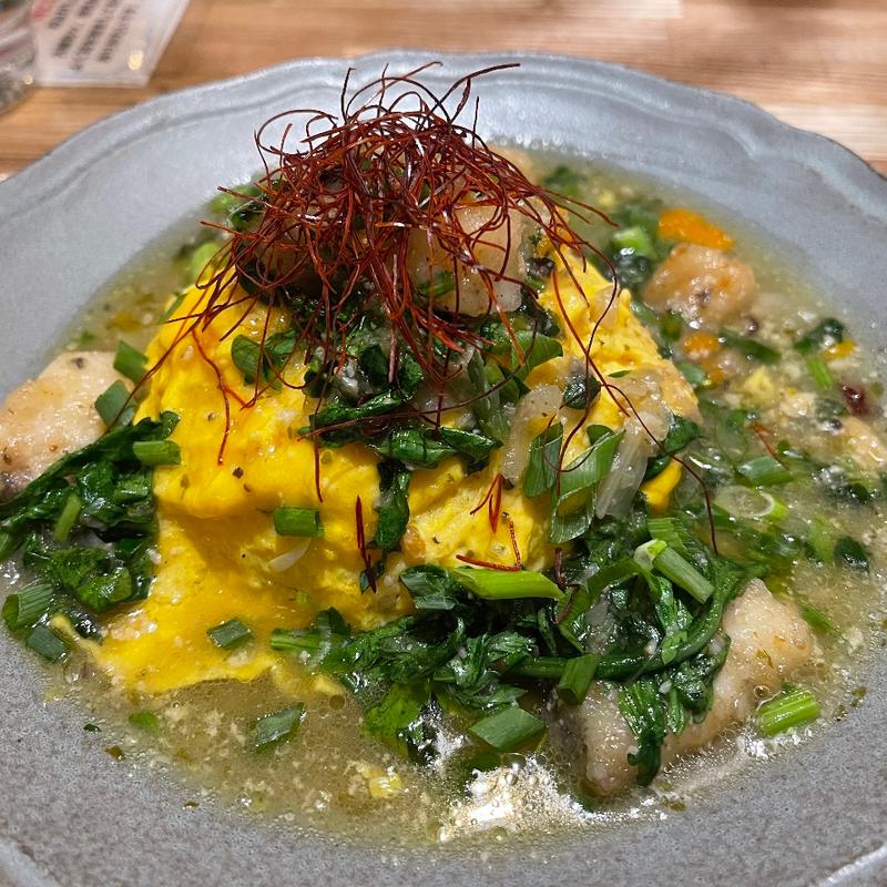 有機春菊と揚げタラのペペロンオムライス(たまめし食堂)