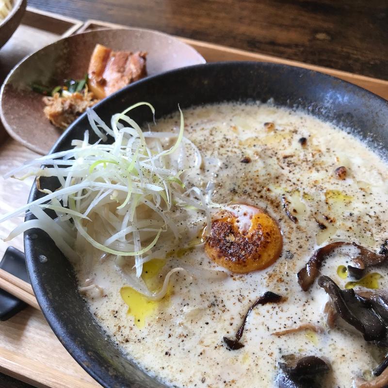 キノコのムースのビスマルクラーメン(スペインバル GA(かくれが))