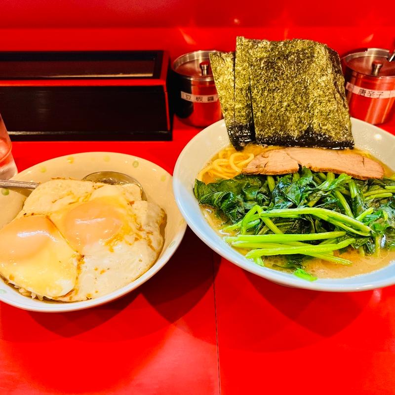 並ほうれん草増しと目玉焼き丼(横浜家系ラーメン 黄金家)