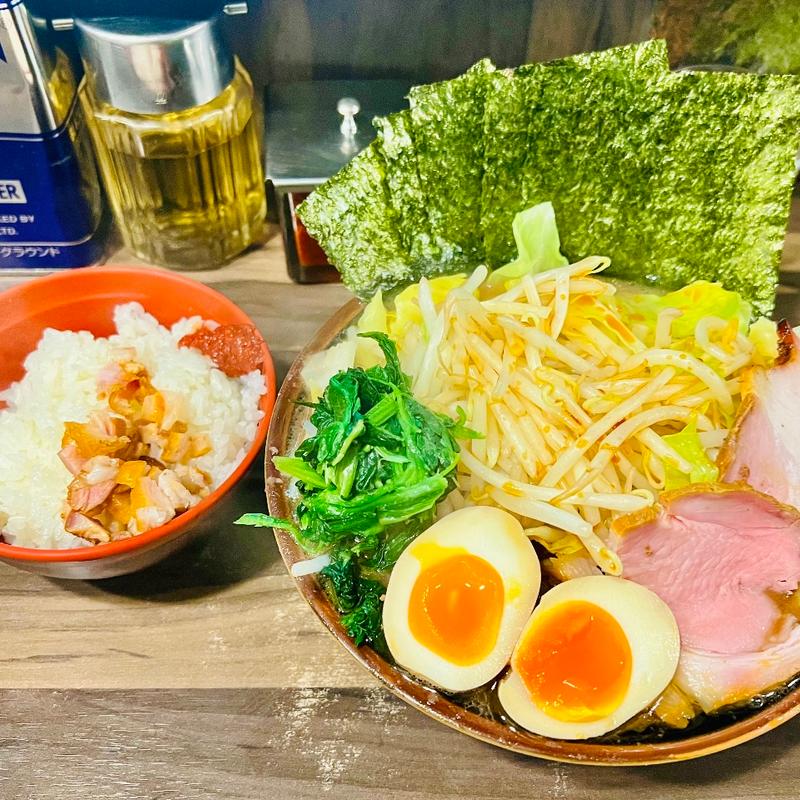 並のり玉ラーメンにチャーシューと野菜と半ライス(神田ラーメン わいず)