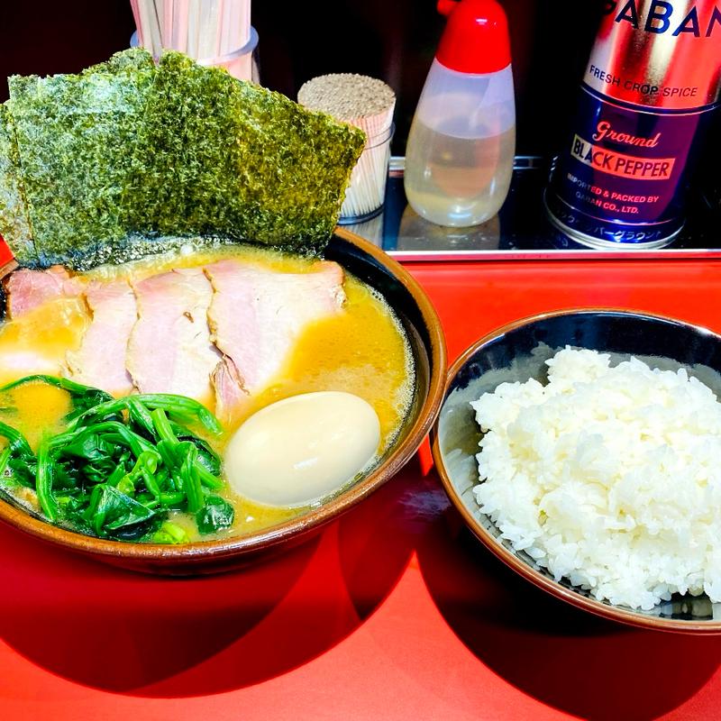 並チャーシューに味玉と半ライス(横浜ラーメン真砂家)