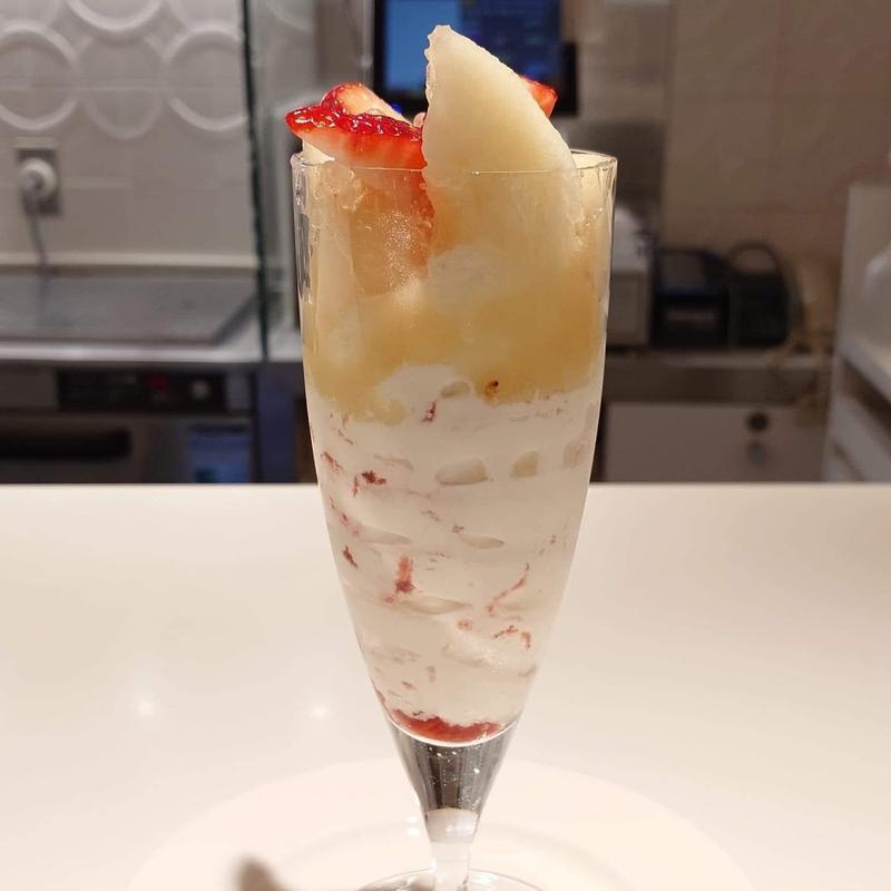 国産苺と洋梨のパフェ(タカノフルーツパーラー パフェリオ本店)