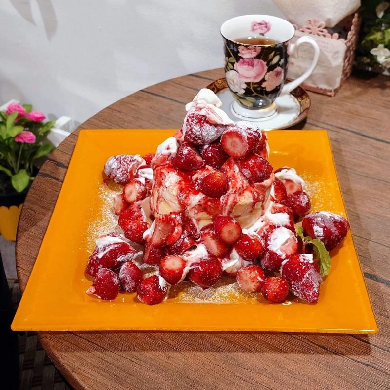 いちごの大なだれパンケーキ(よろず茶屋444)