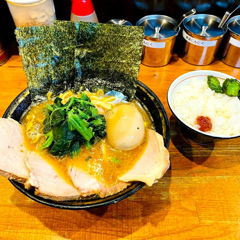 並チャーシューとメガ味玉とライス(ラーメン 末廣家 )