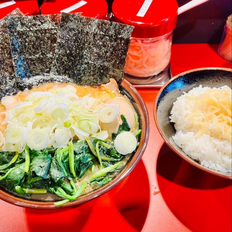 並チャーシューにほうれん草と薬味ネギと半ライス(横浜ラーメン斎藤家)