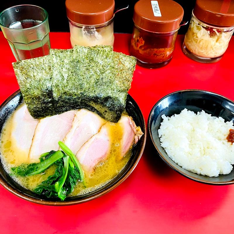 並チャーシューメンと半ライス(田上家)