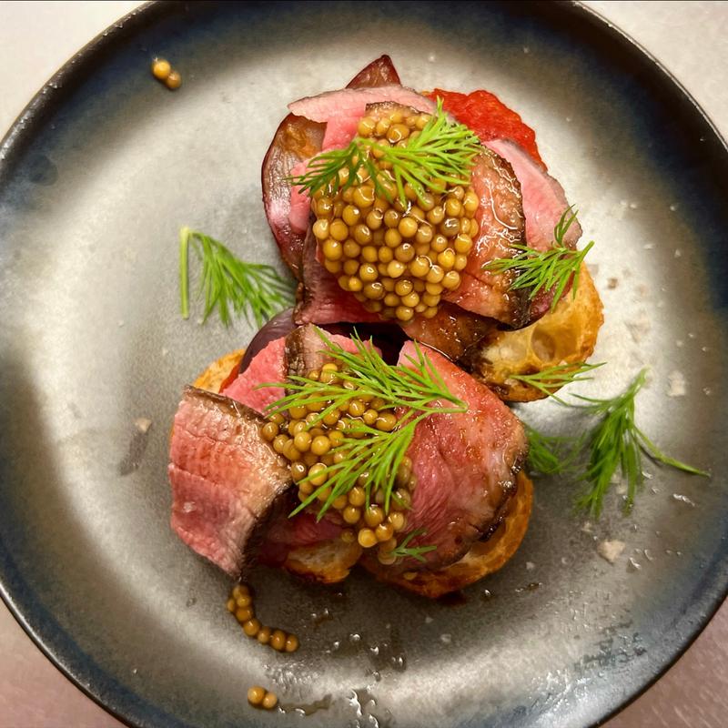 ローストビーフと葡萄のブルスケッタ(ietiem)