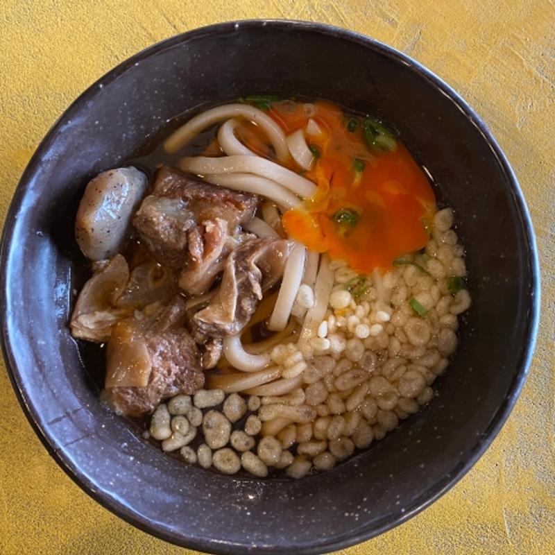 かけウドンド+大阪風すじ煮+生たまご(惑星のウドンド)