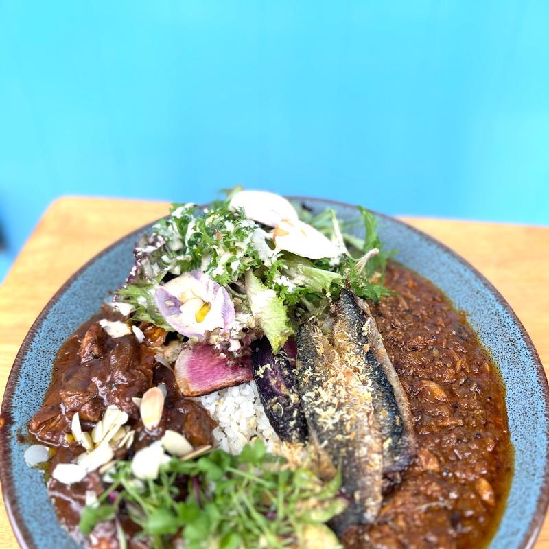 鯖スモークとチキンのあいがけカレー(地球屋)